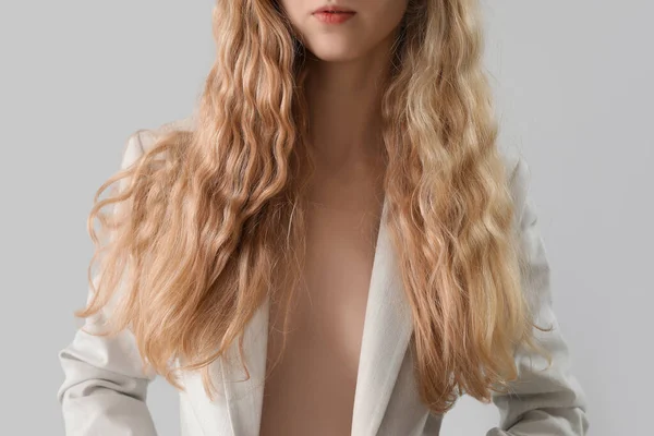 Junge Blonde Frau Stylischer Jacke Auf Hellem Hintergrund — Stockfoto