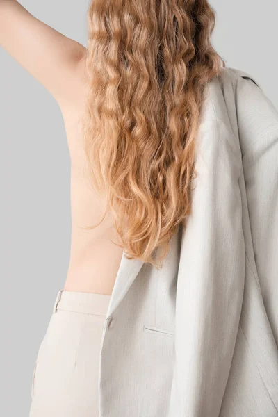 Femme Aux Cheveux Bouclés Blonds Tenant Veste Sur Son Épaule — Photo
