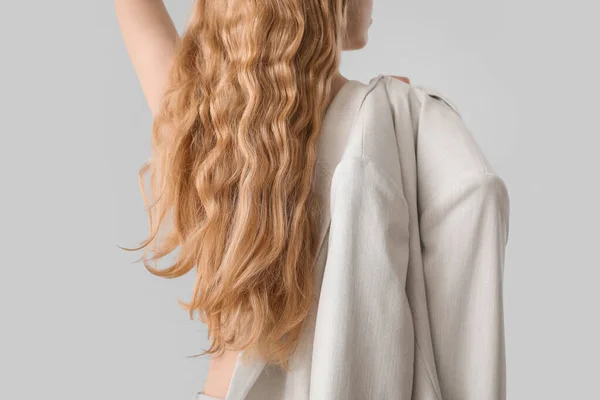 Žena Blond Kudrnaté Vlasy Drží Bundu Rameni Proti Světlému Pozadí — Stock fotografie