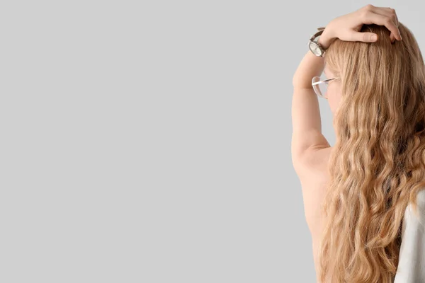 Frau Mit Blonden Lockigen Haaren Vor Hellem Hintergrund — Stockfoto