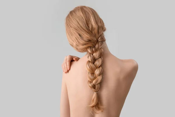 Blond Vrouw Met Pigtail Kapsel Lichte Achtergrond — Stockfoto