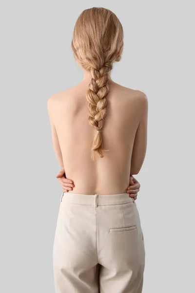 Mujer Rubia Con Espalda Desnuda Peinado Pigtail Sobre Fondo Claro —  Fotos de Stock