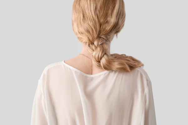 Blond Vrouw Blouse Met Pigtail Kapsel Lichte Achtergrond — Stockfoto