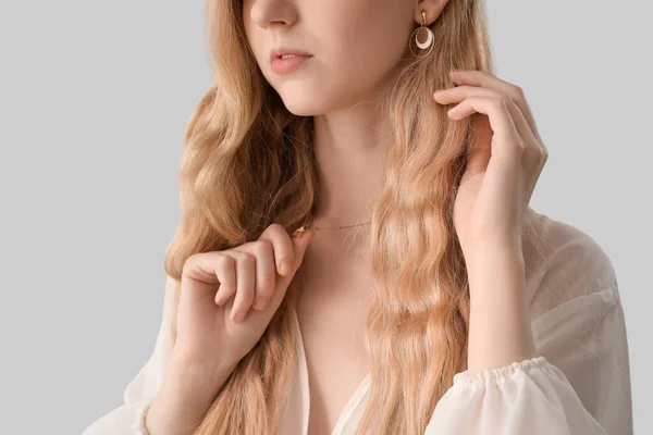Νεαρή Γυναίκα Ξανθά Σγουρά Μαλλιά Και Κομψά Σκουλαρίκια Στο Φως — Φωτογραφία Αρχείου