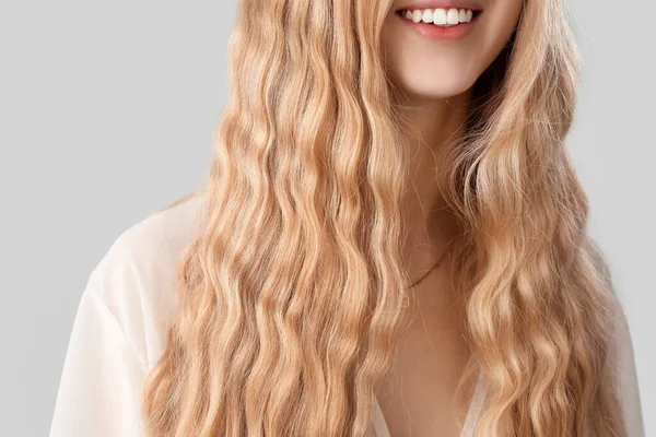 Молода Усміхнена Жінка Блондинкою Кучеряве Волосся Світлому Фоні Крупним Планом — стокове фото