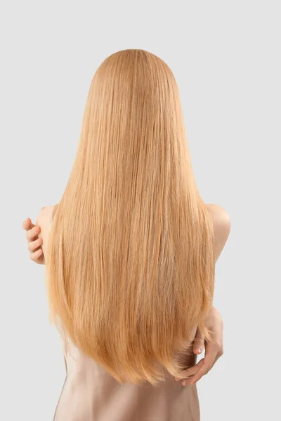 Молодая Женщина Красивыми Длинными Светлыми Волосами Светлом Фоне — стоковое фото