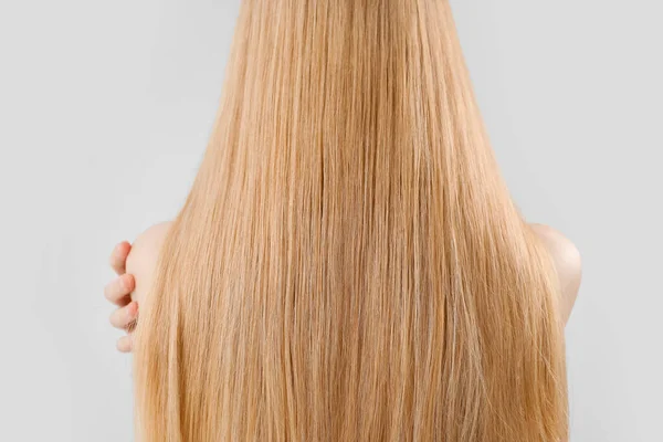 Güzel Uzun Sarı Saçlı Açık Arkaplanda Genç Bir Kadın — Stok fotoğraf