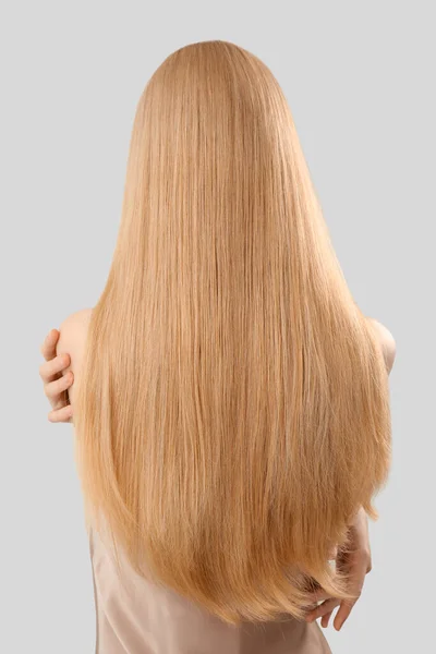 Junge Frau Mit Schönen Langen Blonden Haaren Auf Hellem Hintergrund — Stockfoto