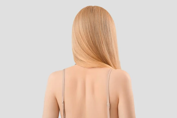 Espalda Mujer Con Pelo Largo Rubio Sobre Fondo Claro —  Fotos de Stock