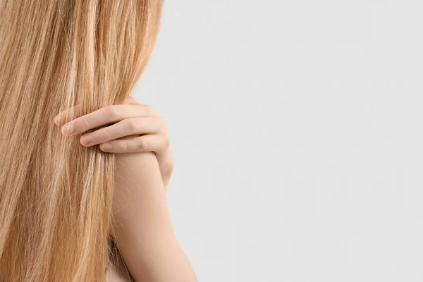 Женщина Трогает Светлые Волосы Светлом Фоне — стоковое фото