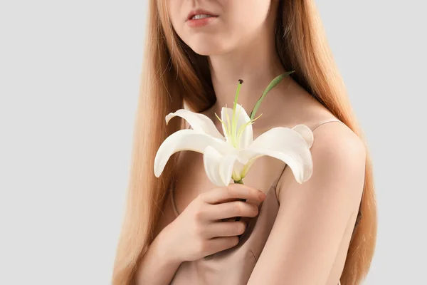 Blondýny Žena Dlouhými Vlasy Drží Lilie Květ Světlém Pozadí — Stock fotografie