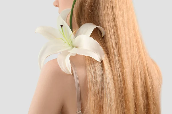 Blondýny Žena Dlouhými Vlasy Drží Lilie Květ Rameni Proti Světlému — Stock fotografie