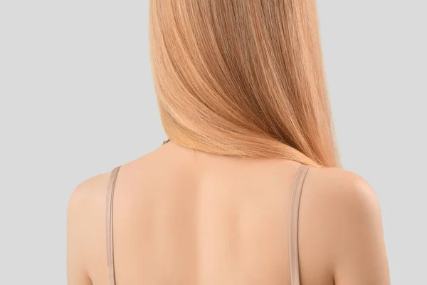 Tył Kobiety Długimi Blond Włosami Jasnym Tle — Zdjęcie stockowe