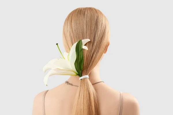 Блондинка Хвіст Квітка Лілії Світлому Фоні — стокове фото