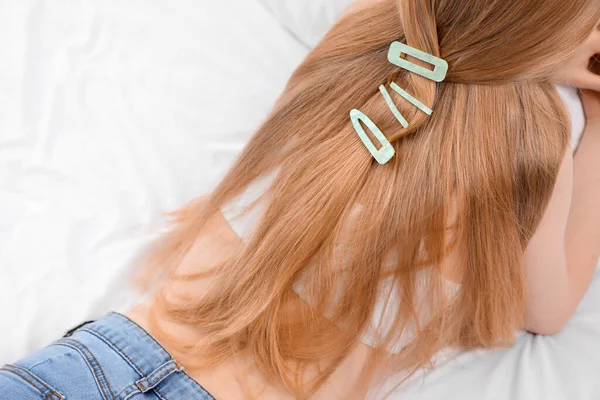 Blond Vrouw Met Lang Haar Stijlvolle Haarspelden Liggend Zacht Bed — Stockfoto