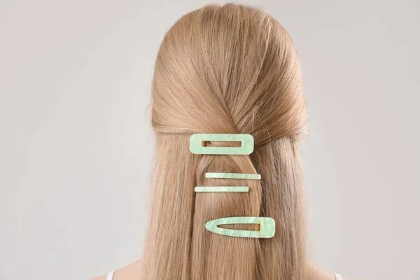 Blondýny Žena Dlouhými Vlasy Stylové Sponky Světlém Pozadí Detailní Záběr — Stock fotografie