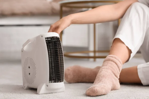 Σύγχρονη Ηλεκτρική Θερμάστρα Ανεμιστήρα Και Γυναίκα Ζεστές Κάλτσες Στο Χαλί — Φωτογραφία Αρχείου