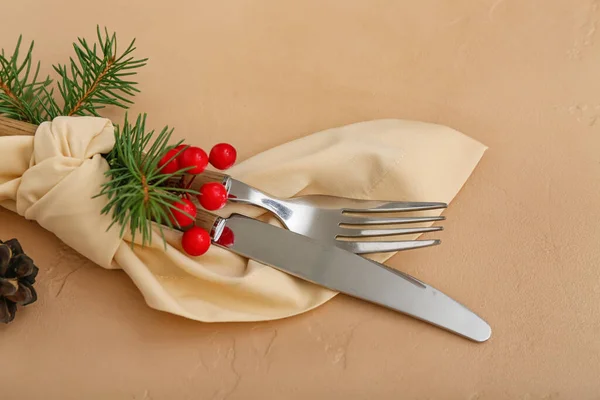 色の背景にクリスマスのお祝いのための美しいテーブルの設定 クローズアップ — ストック写真