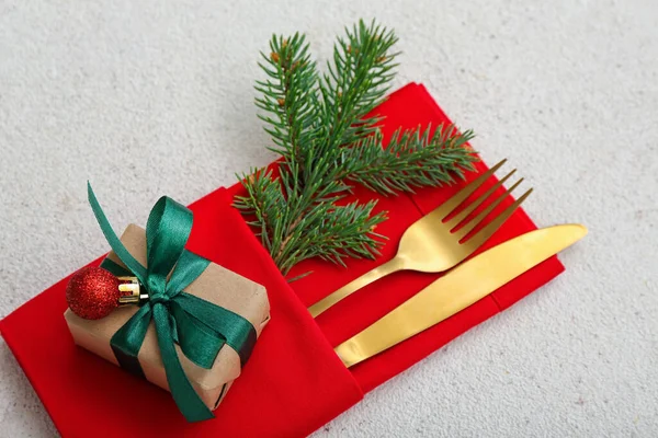 黄金のカトラリー モミの枝と光の背景にクリスマスの贈り物とホルダー クローズアップ — ストック写真