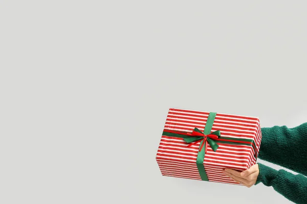 Žena Krásnou Vánoční Dárková Krabice Šedém Pozadí — Stock fotografie