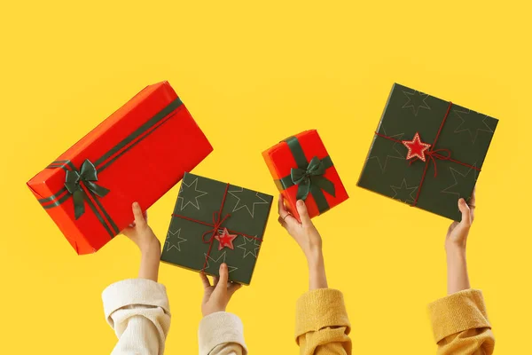 Sarı Arka Planda Noel Hediyesi Kutuları Olan Kadınlar — Stok fotoğraf