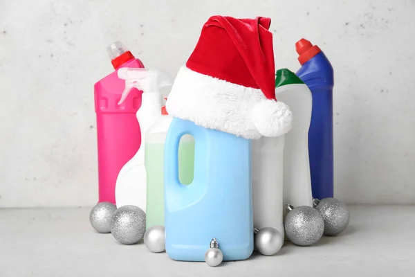 Бутылки Моющего Средства Шапкой Санты Рождественскими Шариками Светлом Фоне — стоковое фото
