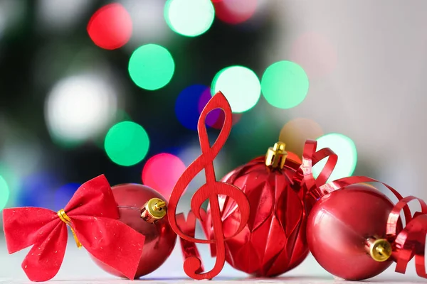 Treble Clef Balls Bow Table Blurred Christmas Tree — Stock Photo, Image