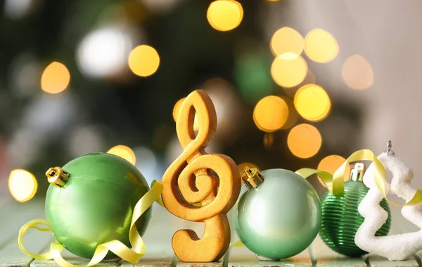 Treble Clef Balls Serpentine Table Blurred Christmas Tree — Stock Photo, Image