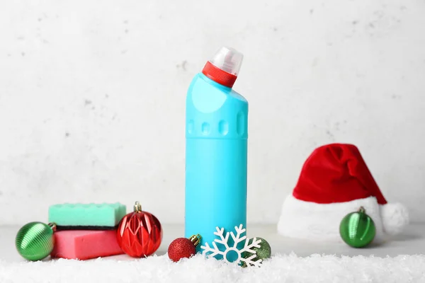 Material Limpeza Com Chapéu Santa Decoração Natal Neve Contra Parede — Fotografia de Stock