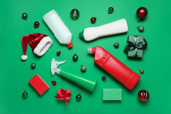 Чистящие Средства Рождественскими Шарами Подарками Зеленом Фоне — стоковое фото