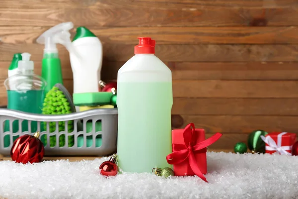 Botella Detergente Con Bolas Navidad Regalo Nieve Cerca Pared Madera — Foto de Stock