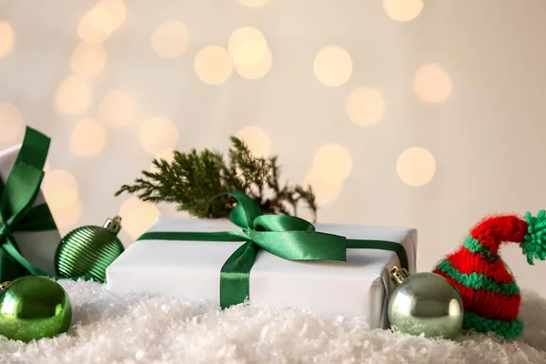 Regalos Navidad Nieve Decoraciones Navideñas Contra Luces Borrosas — Foto de Stock
