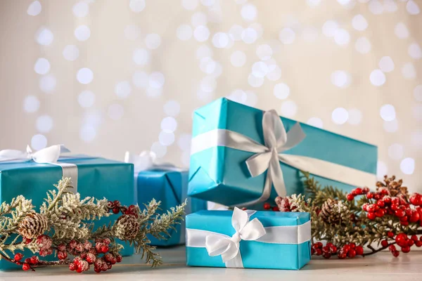 圣诞礼物和装饰品放在桌子上 遮挡模糊的灯光和特写 — 图库照片