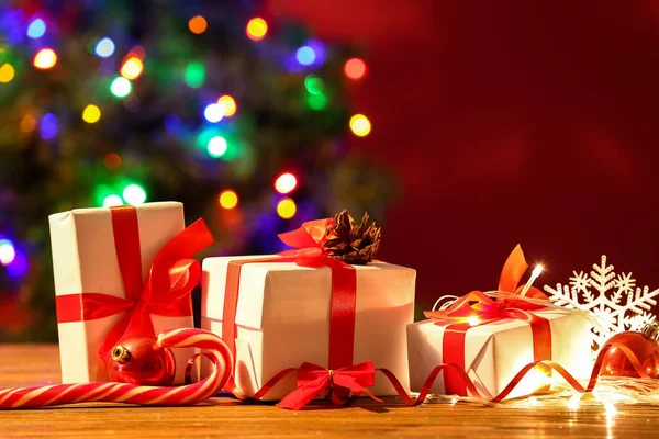 Regalos Navidad Con Decoraciones Mesa Madera Contra Árbol Borroso —  Fotos de Stock