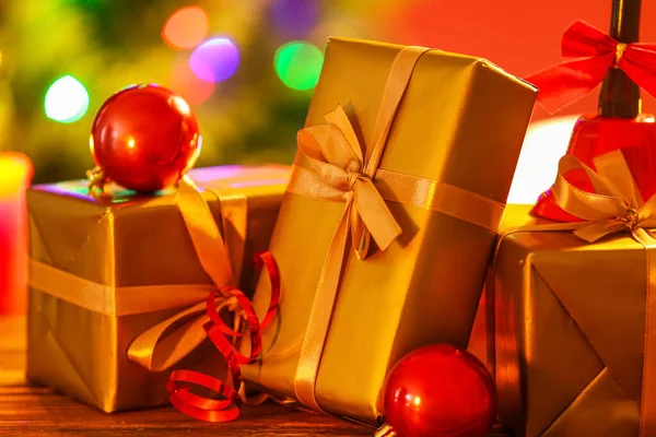 テーブルの上の美しいクリスマスの贈り物と装飾 クローズアップ — ストック写真