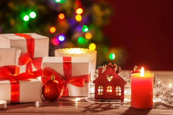 Regali Natale Con Decorazioni Tavolo Legno Contro Albero Sfocato Primo — Foto Stock