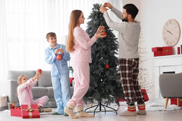 Pais Felizes Com Seus Filhos Pequenos Decorando Árvore Natal Casa — Fotografia de Stock