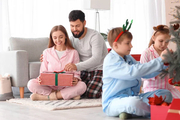 Jovem Feliz Sua Esposa Com Presente Natal Casa — Fotografia de Stock