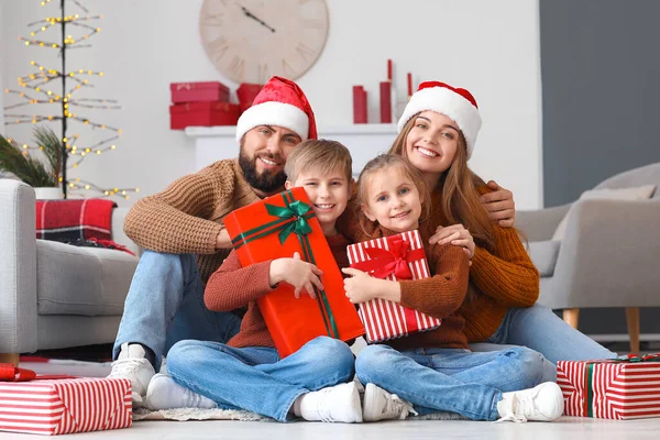 Glada Föräldrar Tomte Hattar Och Deras Små Barn Med Julklappar — Stockfoto