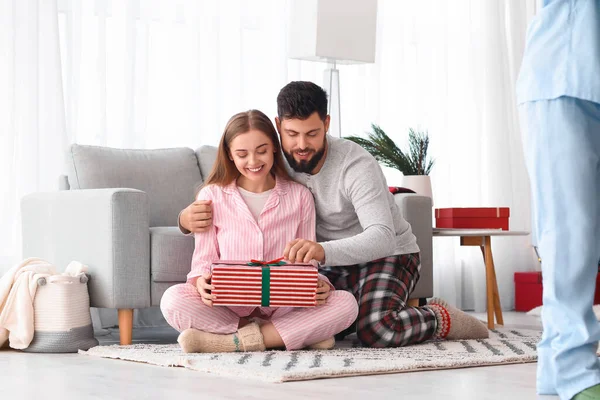 Happy Young Man His Wife Christmas Gift Home — Stock Photo, Image