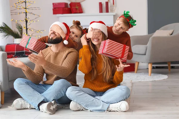 Glada Små Barn Överraskar Sina Föräldrar Med Julklappar Hemma — Stockfoto