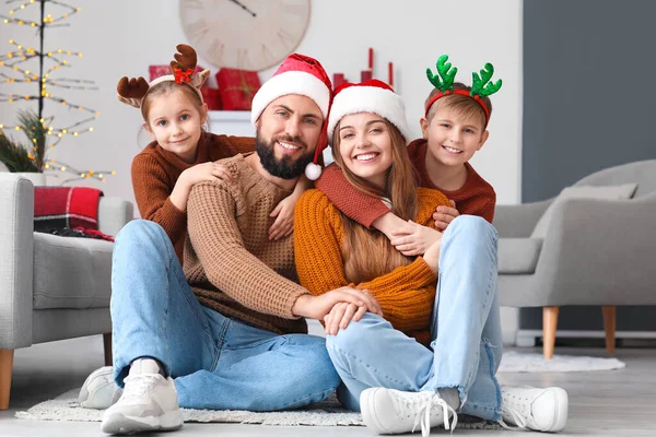 Щасливі Батьки Своїми Маленькими Дітьми Сидять Вдома Напередодні Різдва — стокове фото