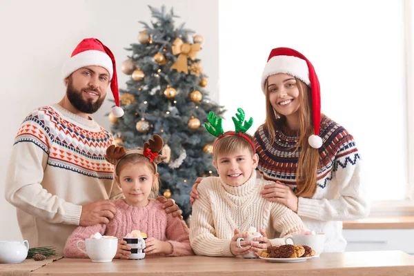 Lyckliga Föräldrar Med Sina Små Barn Och Koppar Kakao Köket — Stockfoto