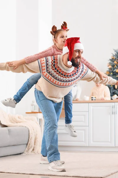 Pai Feliz Com Sua Filhinha Divertindo Cozinha Véspera Natal — Fotografia de Stock