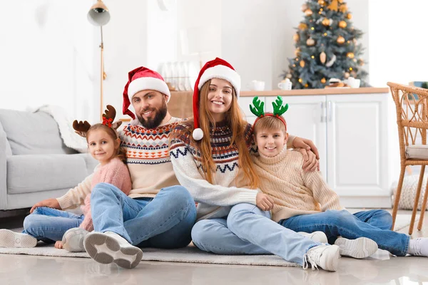 Glada Föräldrar Med Sina Små Barn Sitter Köket Julafton — Stockfoto