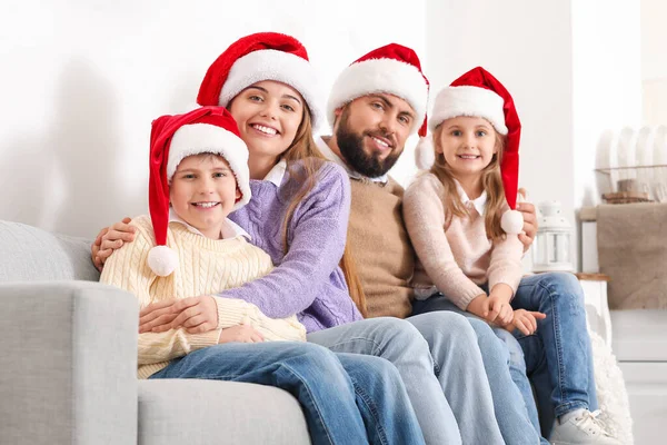 Lycklig Familj Santa Hattar Sitter Soffan Hemma — Stockfoto