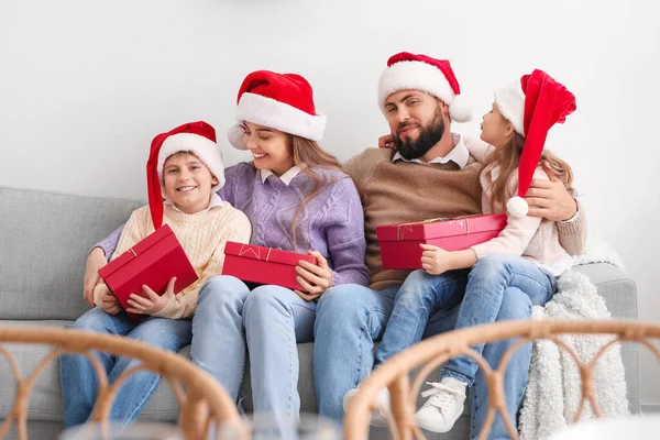 Lycklig Familj Santa Hattar Med Julklappar Sitter Soffan Hemma — Stockfoto