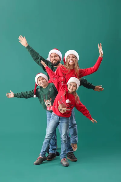 Feliz Família Chapéus Papai Noel Fundo Verde — Fotografia de Stock