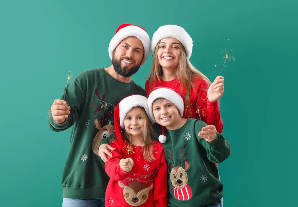 Happy Family Santa Hats Christmas Sparklers Green Background — Stock Photo, Image