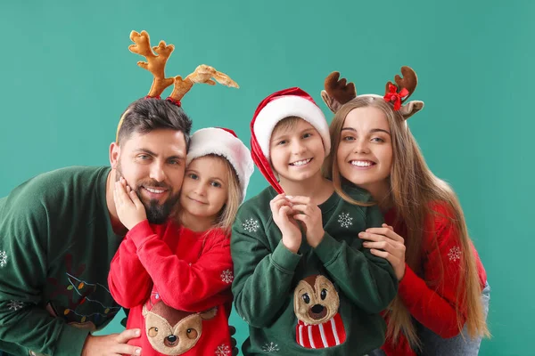 Happy Family Christmas Clothes Green Background — Stock Photo, Image